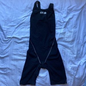 Arena Tech Suit Kneeskin